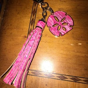 💖 EUC Brahmin Sand Dollar Tassel in Hibiscus 💖